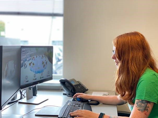 Employé au travail pour le logiciel de systèmes de jeux interactifs Employé au travail pour le logiciel de systèmes de jeux interactifs