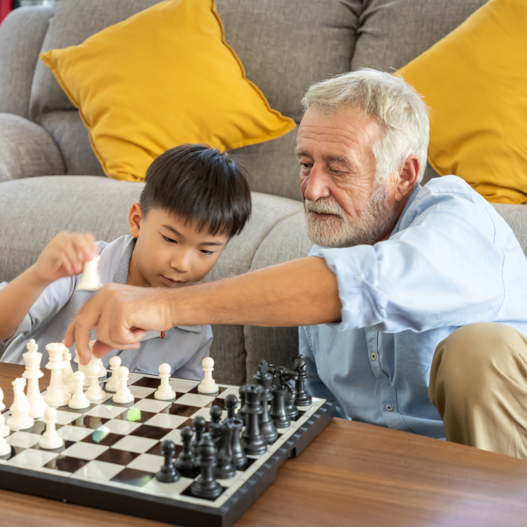 Eltern und Kind spielen eine Partie Schach