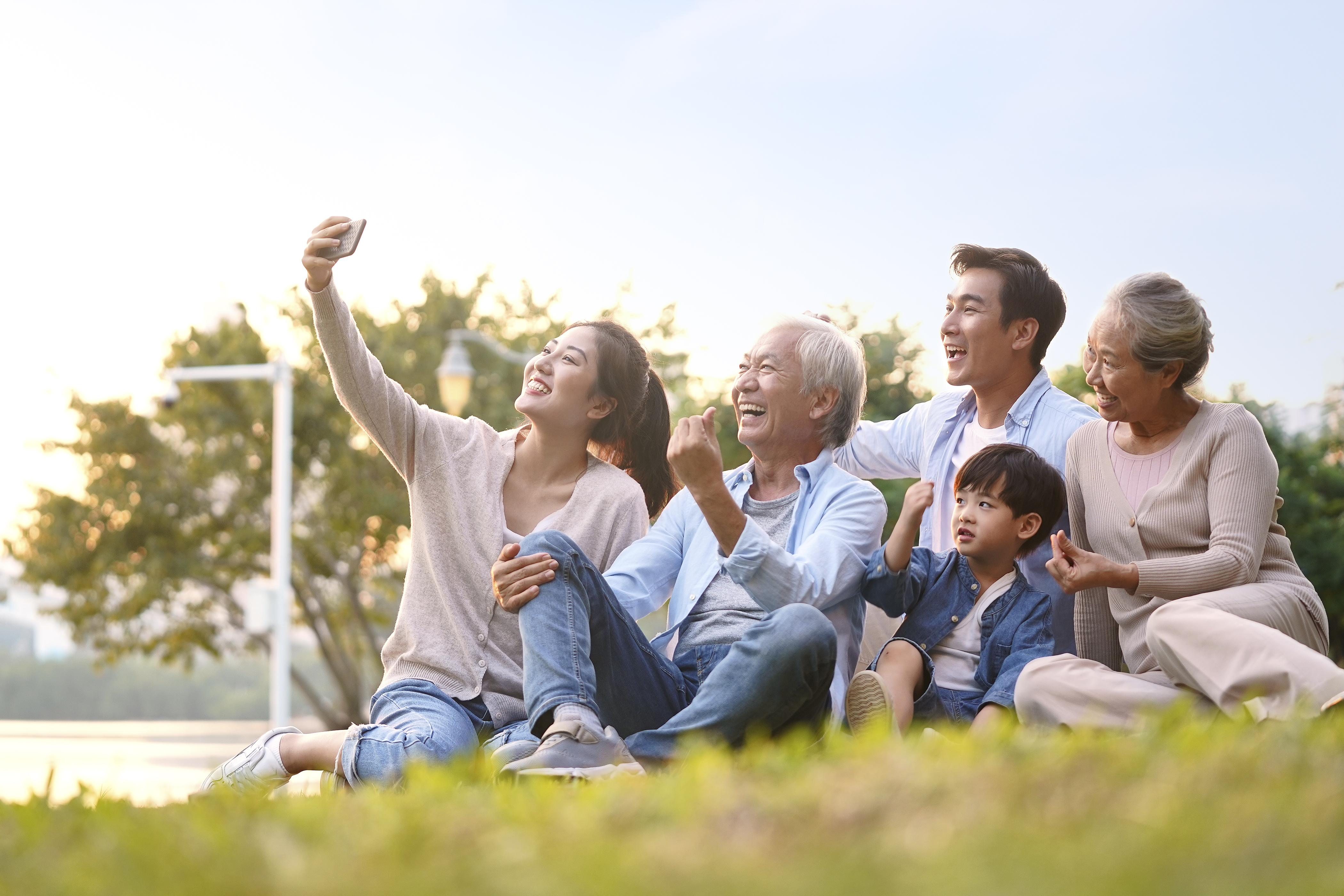 Personas mayores más felices a través de una vida activa y social.