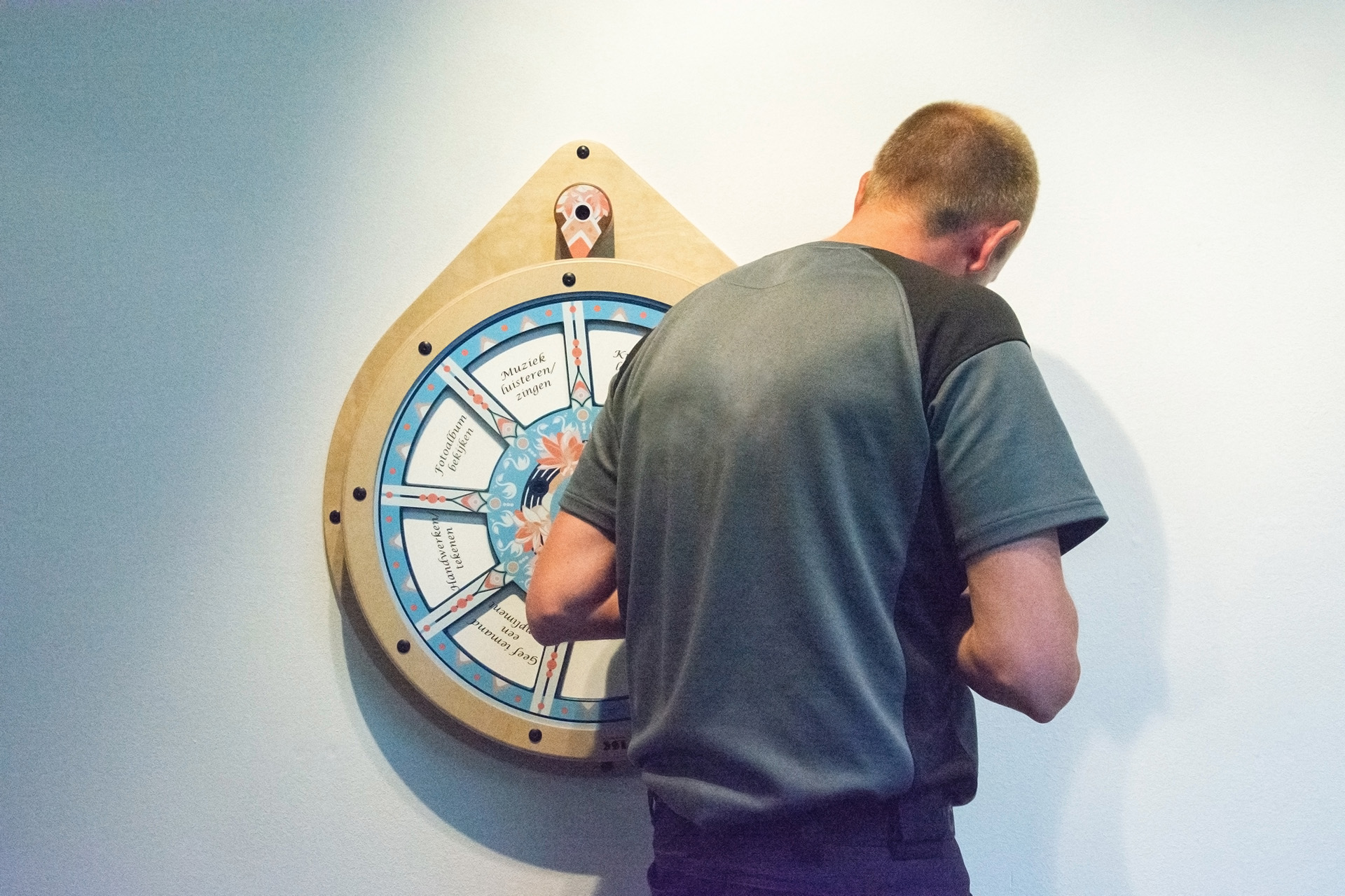 Los instaladores instalan juegos de pared en un hogar de ancianos