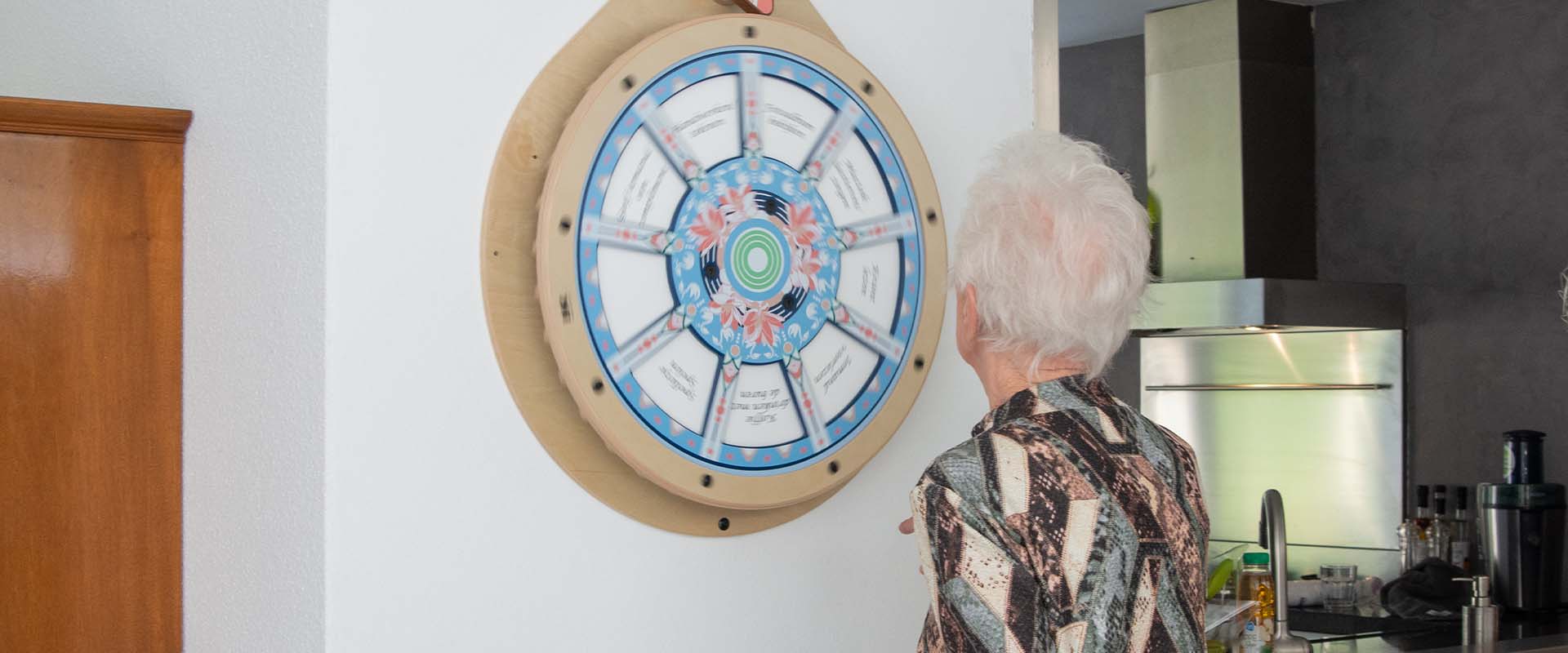 juego de pared de rueda de inspiración para un día divertido con los residentes en un hogar de ancianos