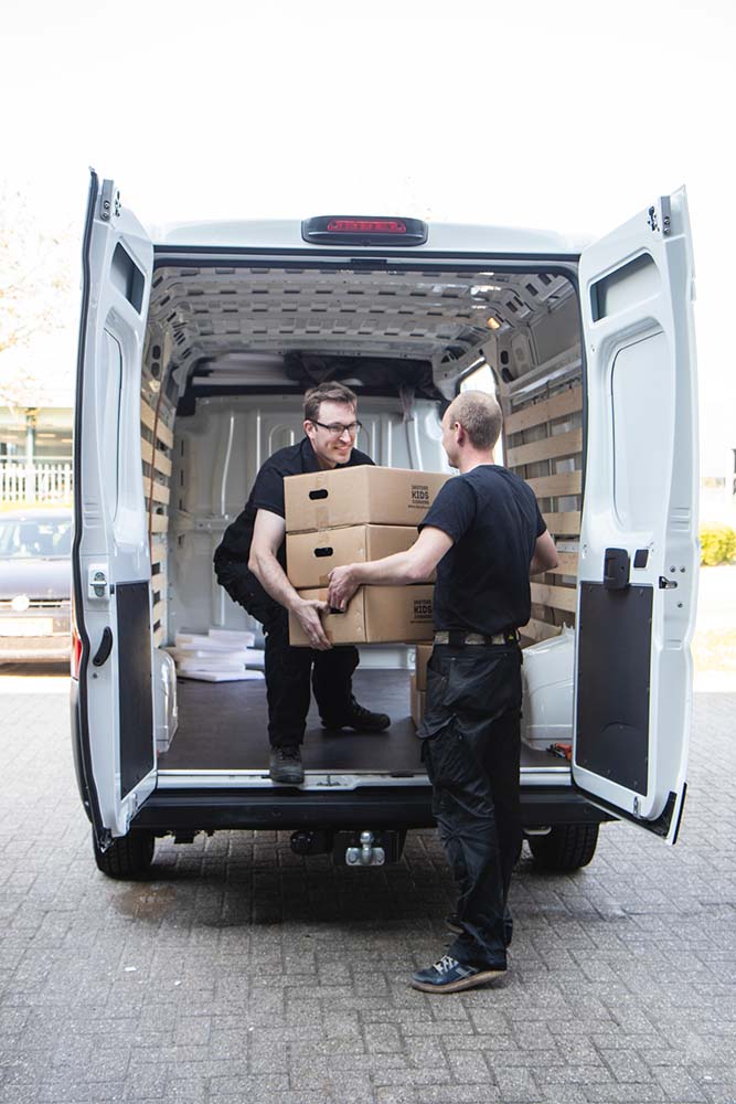 Monteurs bezig om spullen in te laden