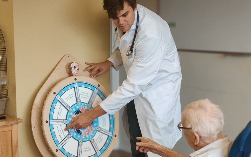 juego de pared de rueda de inspiración para un día divertido con los residentes en un hogar de ancianos