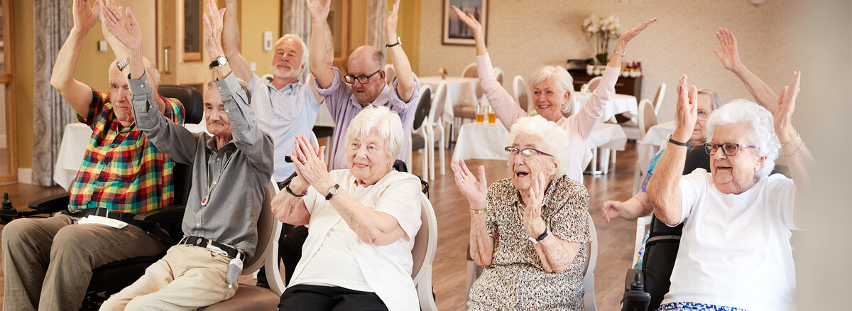 Glückliche Senioren in einem Pflegeheim